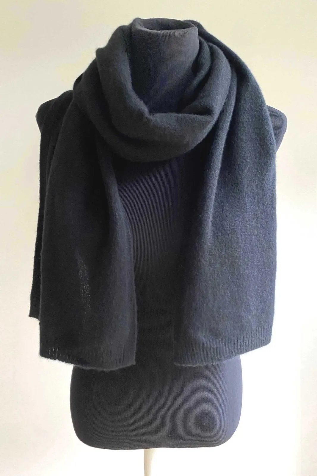 Cashmere hat, scarf and gloves set in black