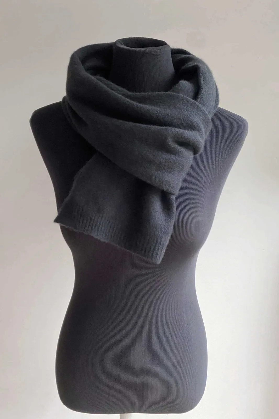 Cashmere hat, scarf and gloves set in black