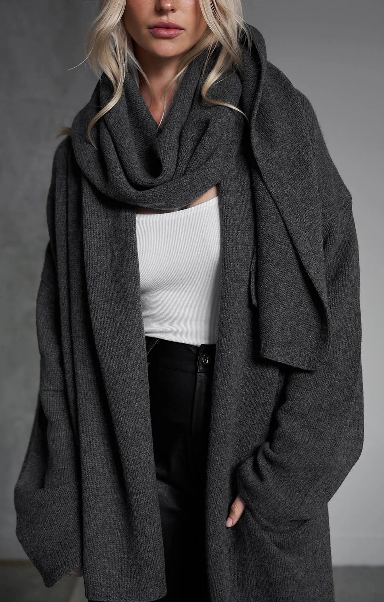 THE WRAP AROUND SCARF - CHARCOAL